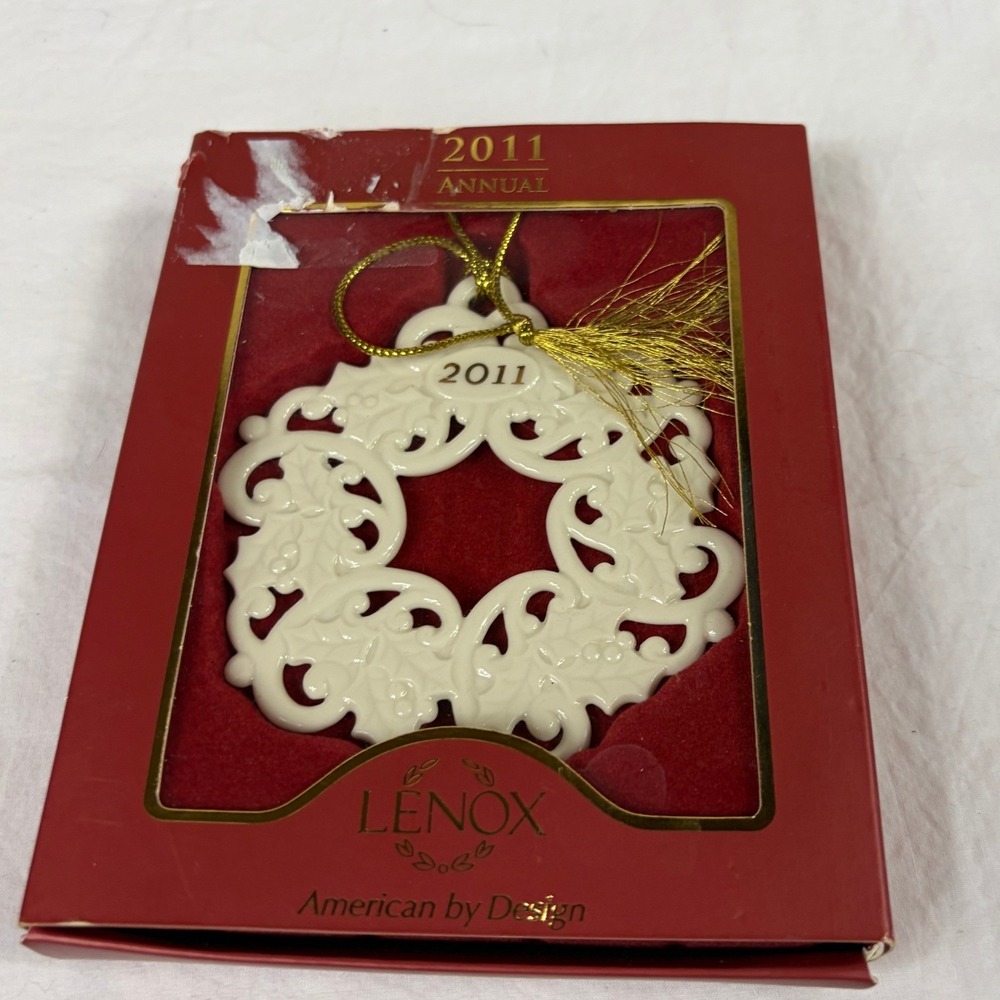 Lenox 2011 Annual Christmas Wrappings Wreath Ornament Ivory China 821177